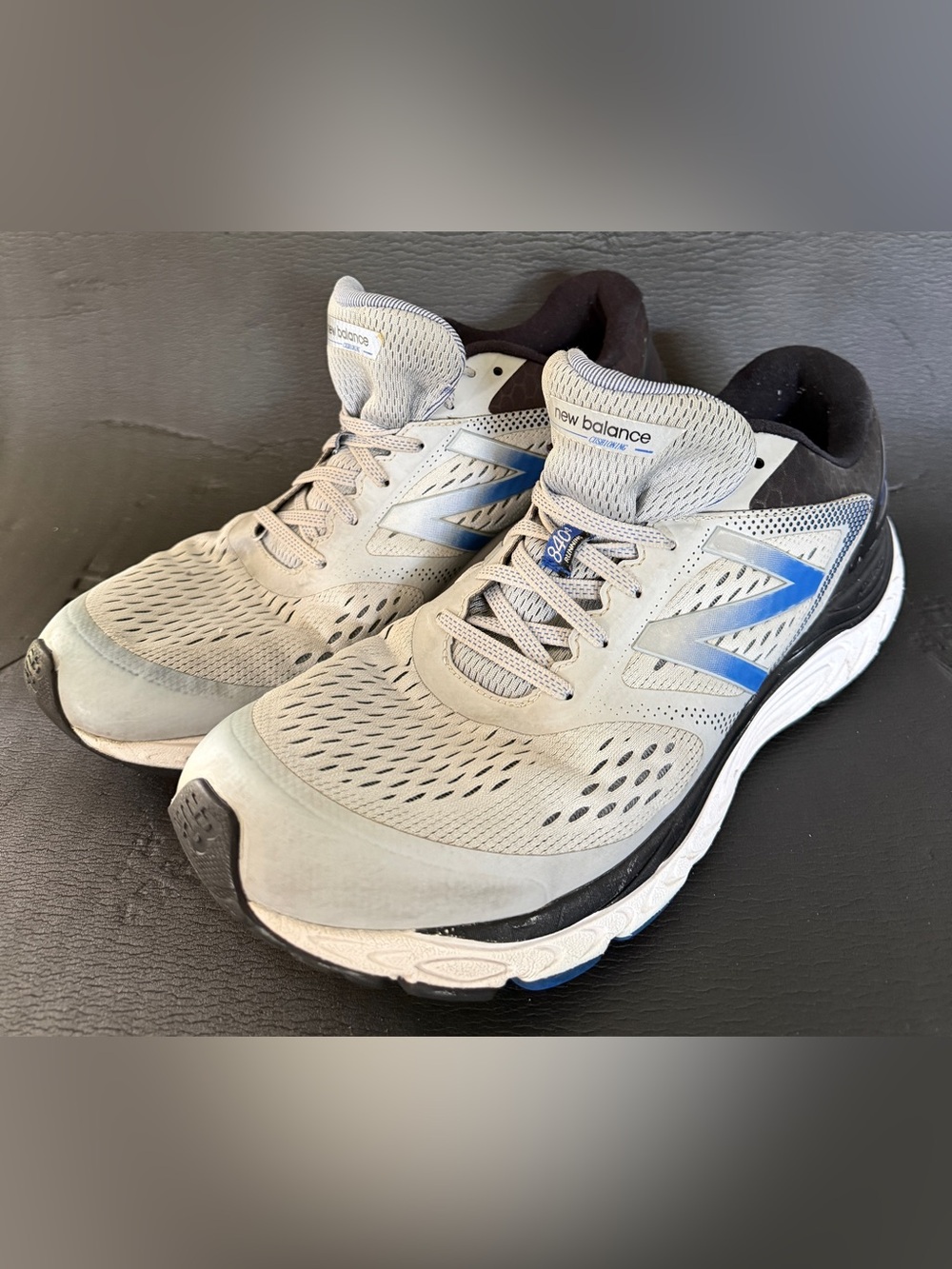 New Balance Men's Light Gray Athletic Shoes with Blue Logo